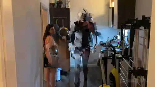 Femdom Cozinha Pune Escravo de Salto - Espancadas no Cu, Bolas e Rastejando